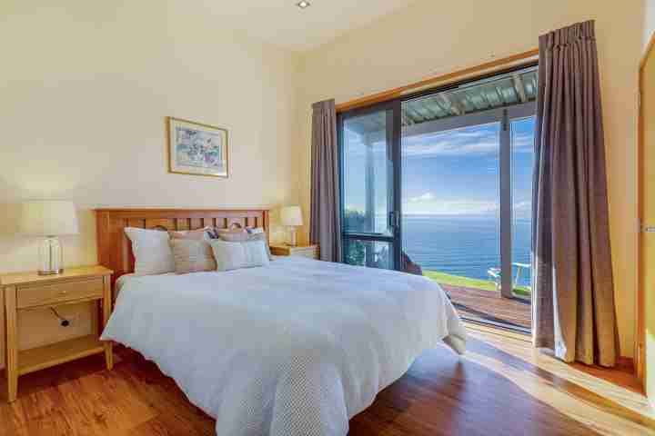 Stay in Waiheke comfort in large double bedroom with outdoor access