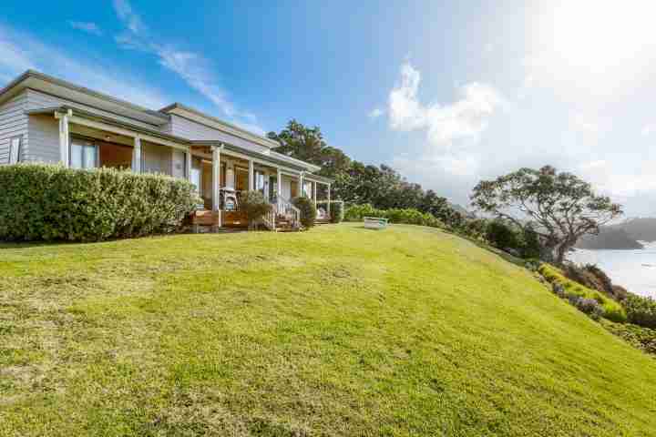 Large lawn for entertaining guests and children at Moeraki, Onetangi Beach