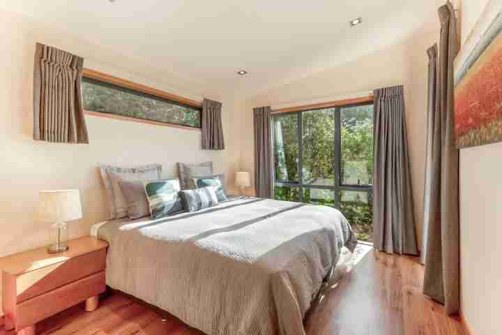 Be my guest at Moeraki Waiheke island in comfortable double bedroom  