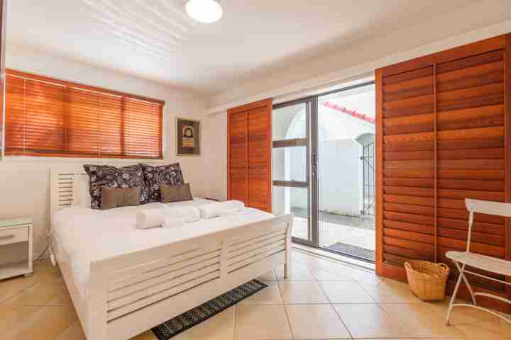 Onetangi Beach Apartments 7 Bedroom 3 Queen Bed