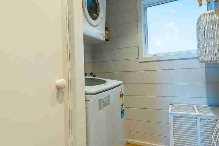 Oriwa Villa by Waiheke Unlimited Laundry area with washing machine and dryer