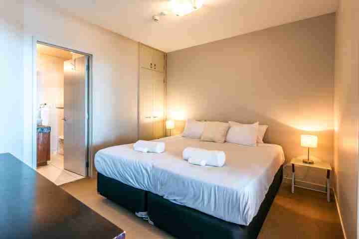 Clean spacious double bedroom with ensuite bathroom in Waiheke apartment