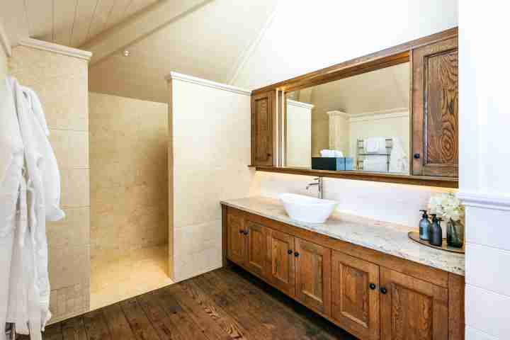 Relax in luxurious bathroom at Te Rere Estate