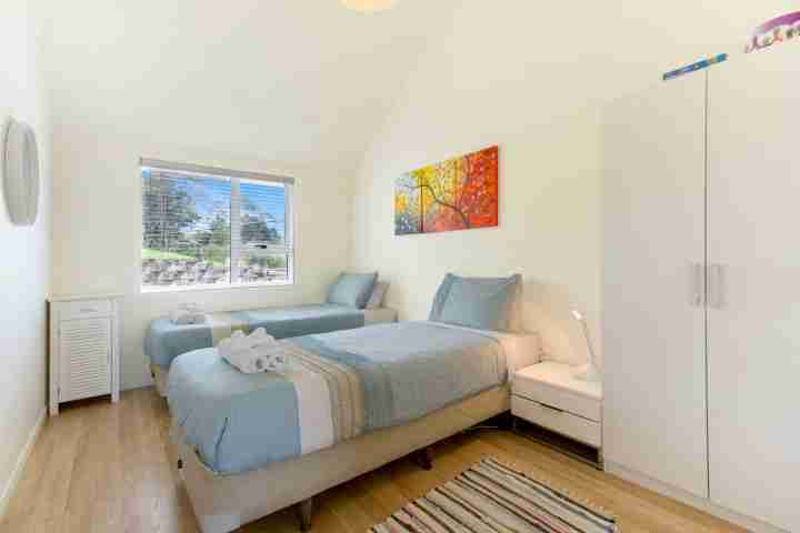 Comfortable twin room in modern spacious apartment at Waiheke Island Resort