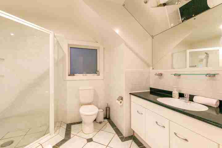 The Kingfisher House Family Bathroom2