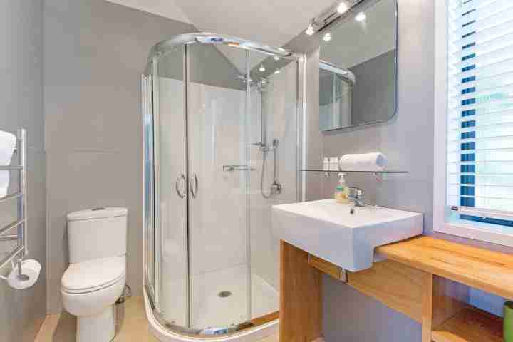 Modern bathroom featuring shower, vanity and toilet at Villa Casita