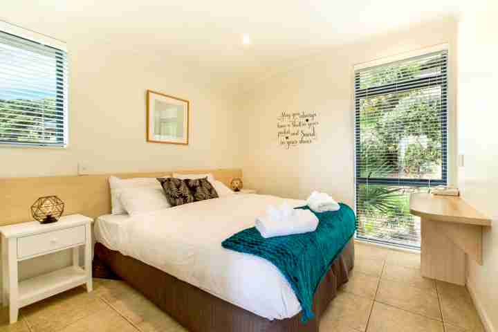 Double bedroom in central Waiheke apartment near Palm Beach
