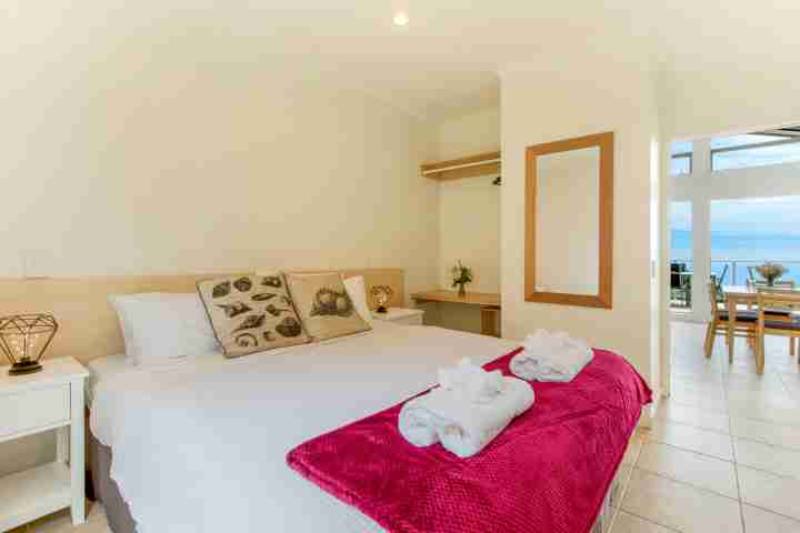 Be my guest and Stay Waiheke in Comfortable kind bed at Resort Apartment