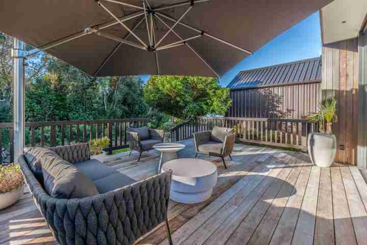 Waiata Beach House Outdoor Lounge Area