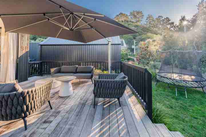 Waiata Beach House Outdoor Lounge and trampoline