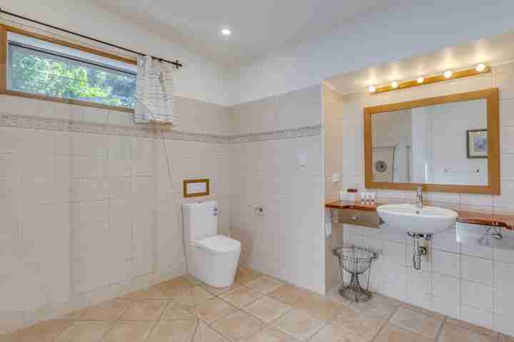 landscapegallery Absolute Beachfront Oneroa Bay Bathroom2