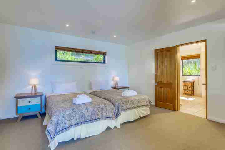 landscapegallery Absolute Beachfront Oneroa Bay Bedroom6