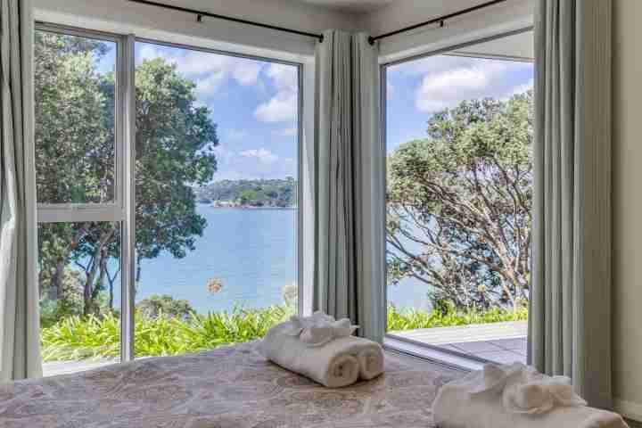 landscapegallery Absolute Beachfront Oneroa Bay bedroom2 View2