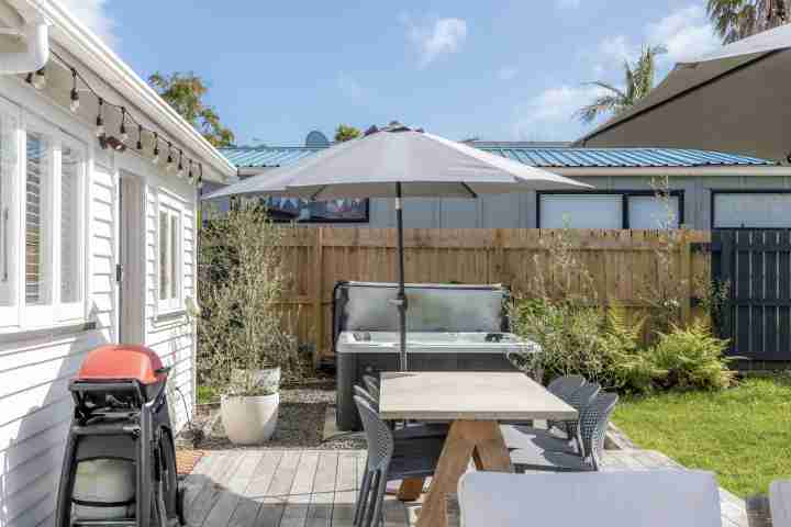 Al Fresco options at Tahatai Cottage