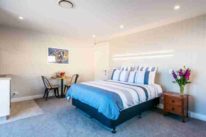 Large double bedroom for romantic couples getaway on Waiheke Island