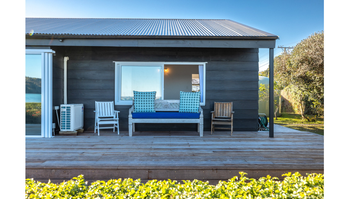 Driftwood Beach House with Spa Pool Absolute Beachfront! Waiheke