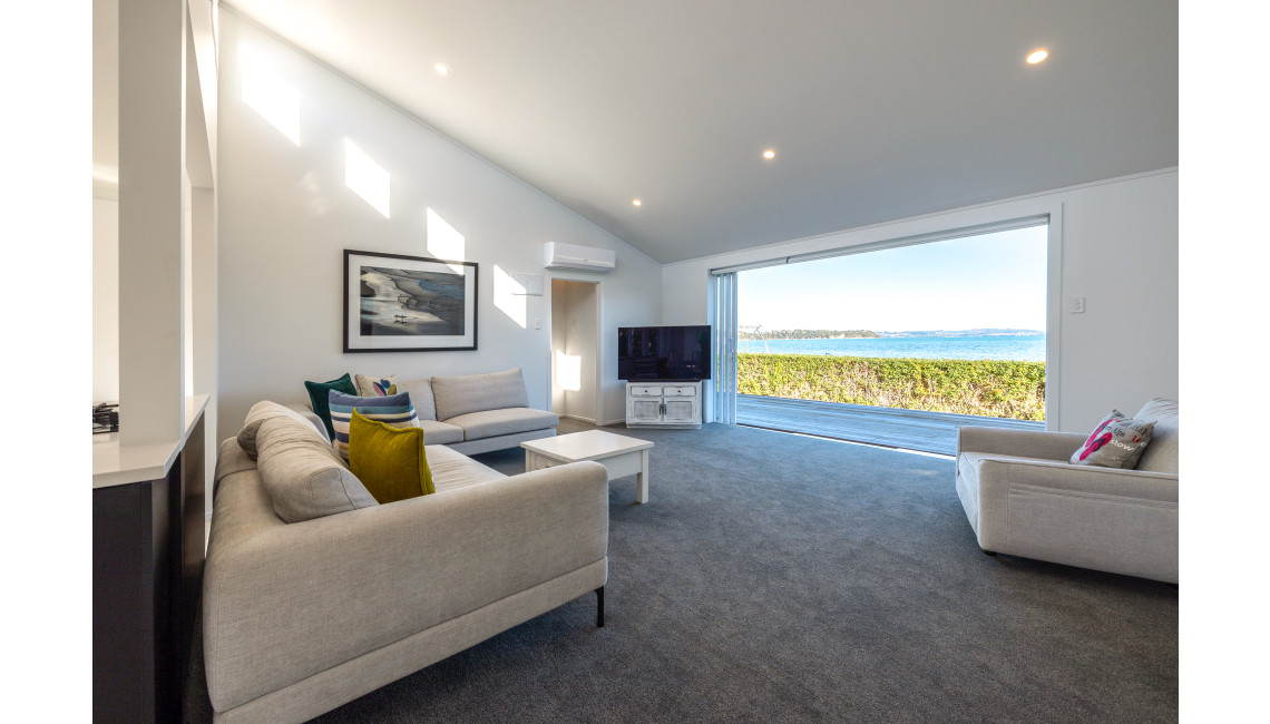 Driftwood Beach House with Spa Pool Absolute Beachfront! Waiheke