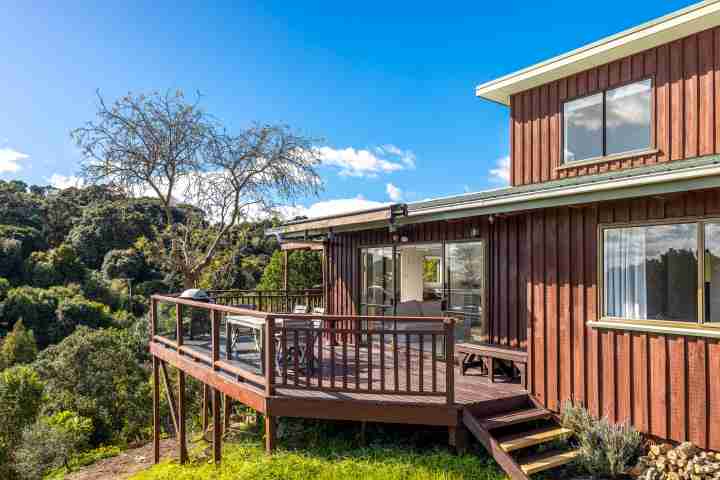 Enclosure Bay Views Extensive outdoor deck area