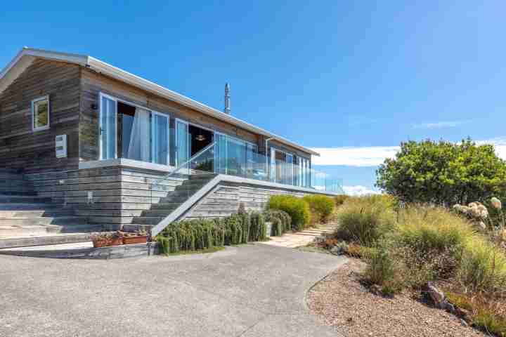 Front of buliding at Ocean Belle Onetangi v2