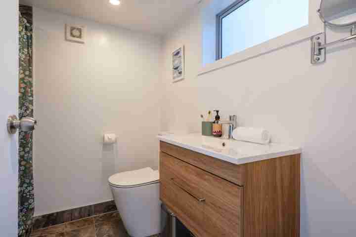 Gulf Island Views Family bathroom