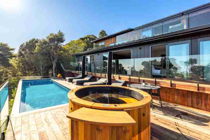 Kaitiaki Lodge Cedar hot tub