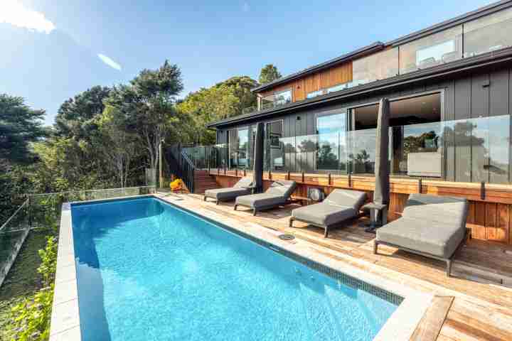 Kaitiaki Lodge Swimming pool looking back to main house2