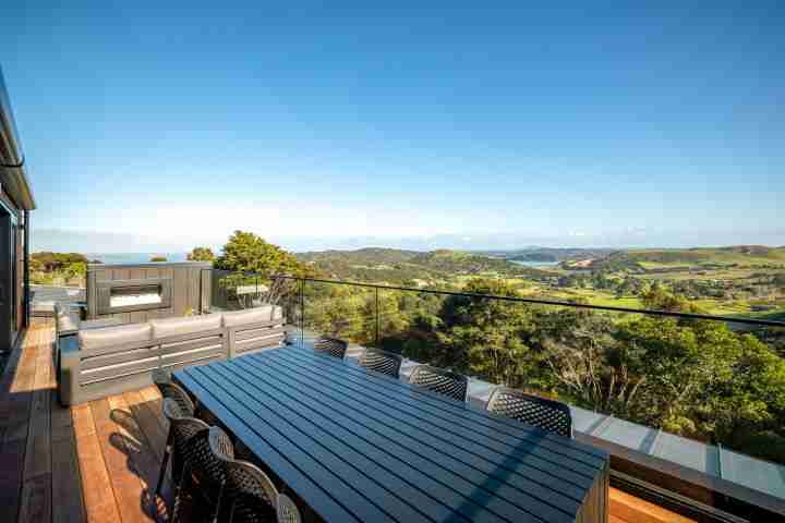 Kaitiaki Lodge outdoor dining area