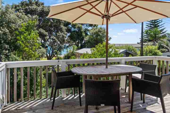 MIRO COTTAGE Deck with dining area