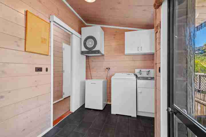 MIRO COTTAGE Laundry Area