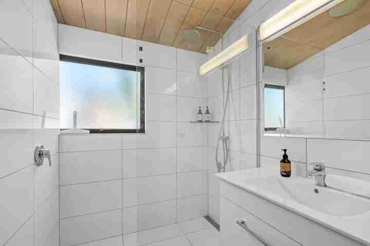 MIRO COTTAGE Modern Bathroom