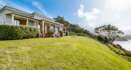 Moeraki with private walkway to Onetangi Beach