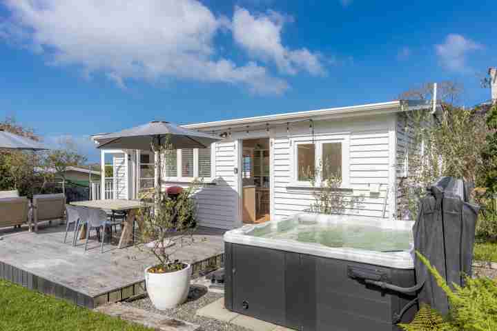 Outdoor living at Tahatai Cottage v2