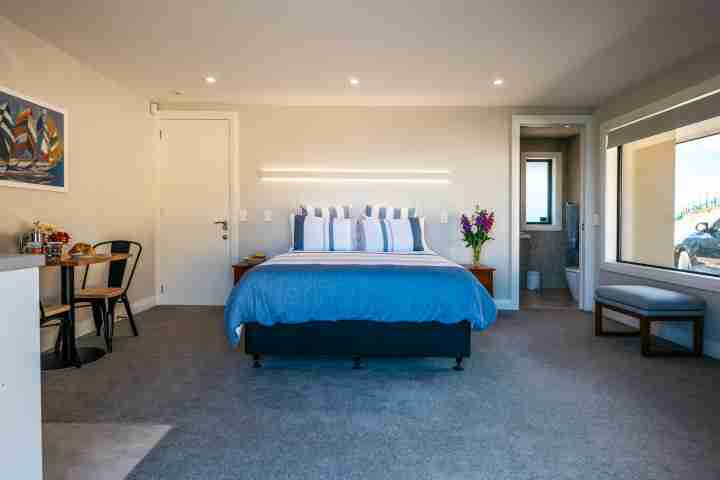 Waiheke apartment with double bed, kitchenette, ensuite and dining area