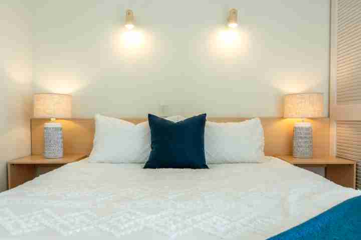 Villa Saphire Bed with tables and lamps v2