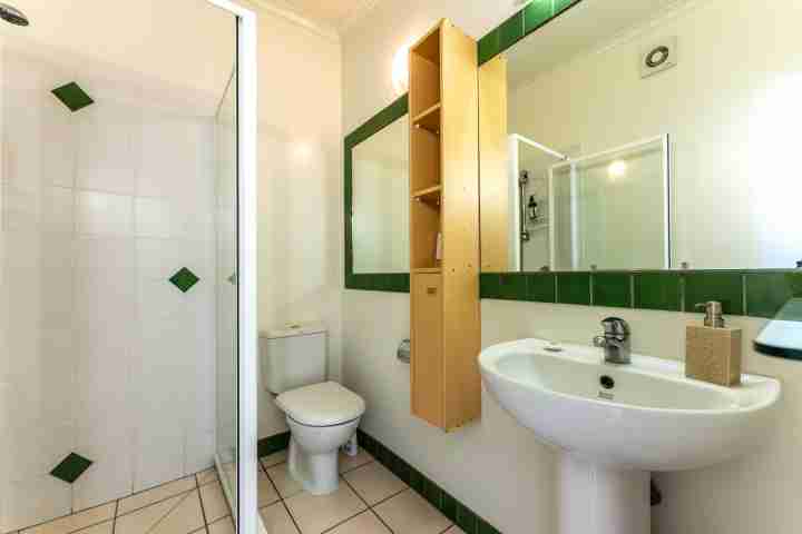 Villa Saphire Fully tiled bathroom v2