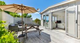 Tiri Cottage with Spa Pool - Seaviews in Oneroa